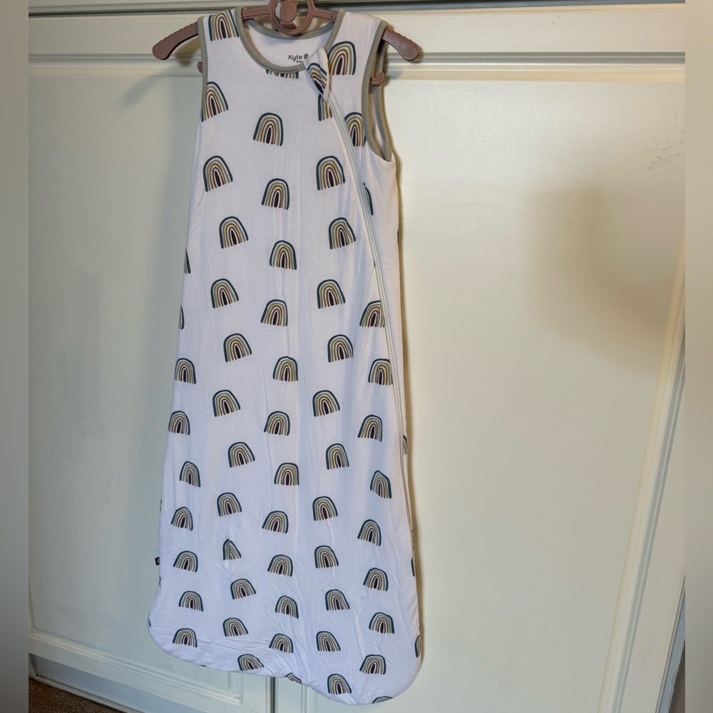 Kyte BABY White Sleep Sack with Neutral Rainbow Motif